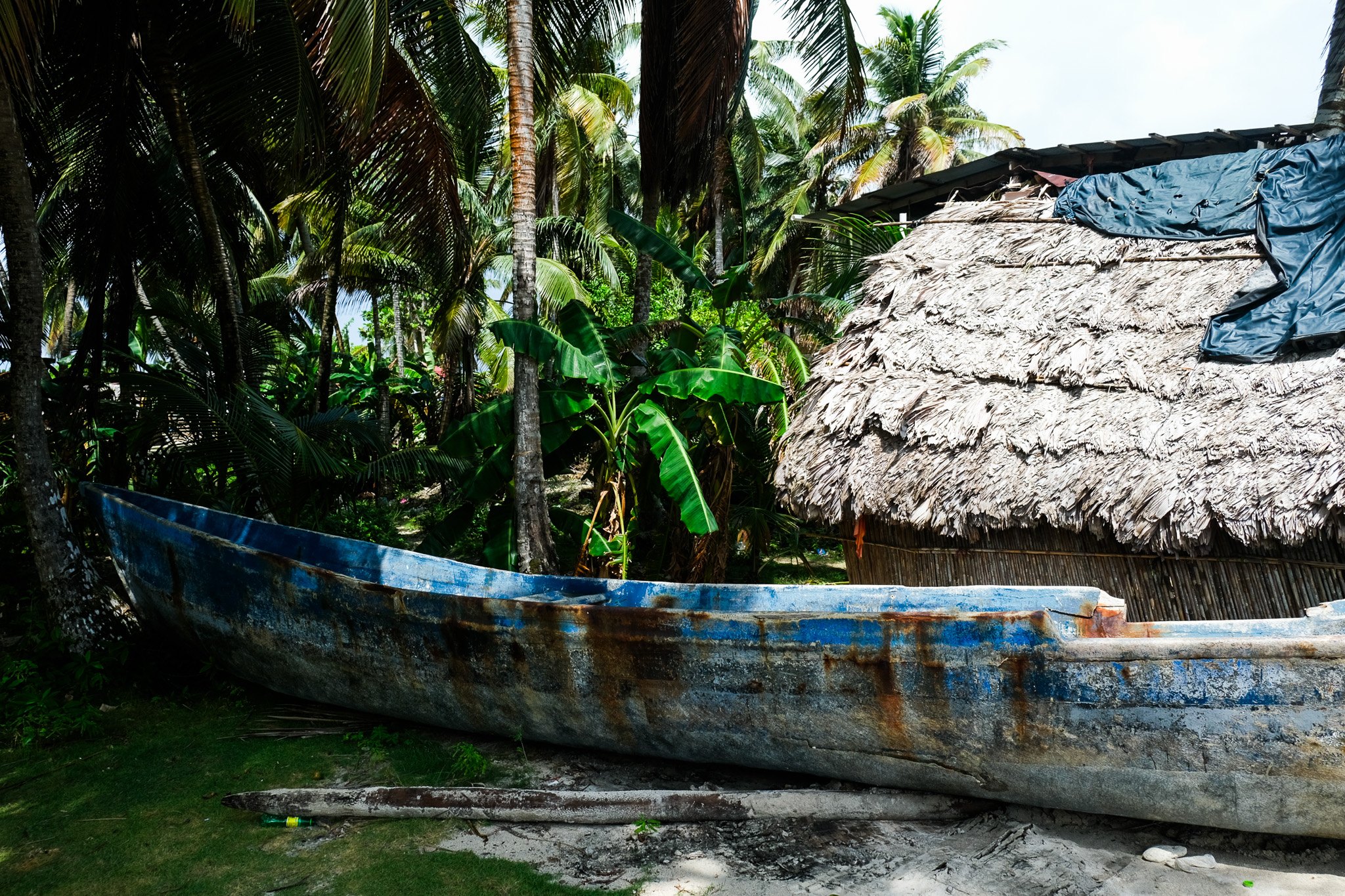 Canoa tradicional junto a una vivienda de la comunidad guna