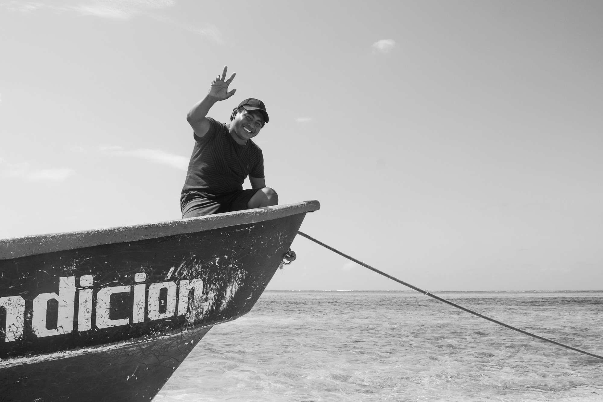 Hombre guna saludando desde la proa de una lancha