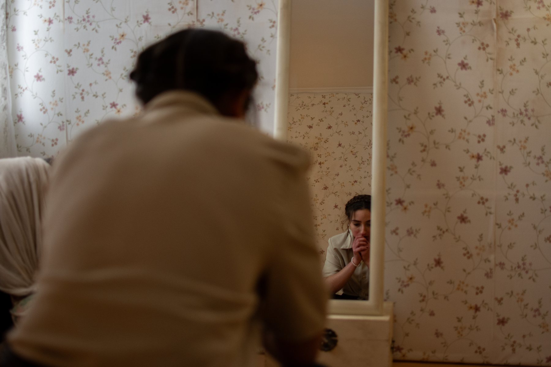 Backstage de 'Mi nombre': la actriz observa su reflejo en el espejo durante una pausa de rodaje