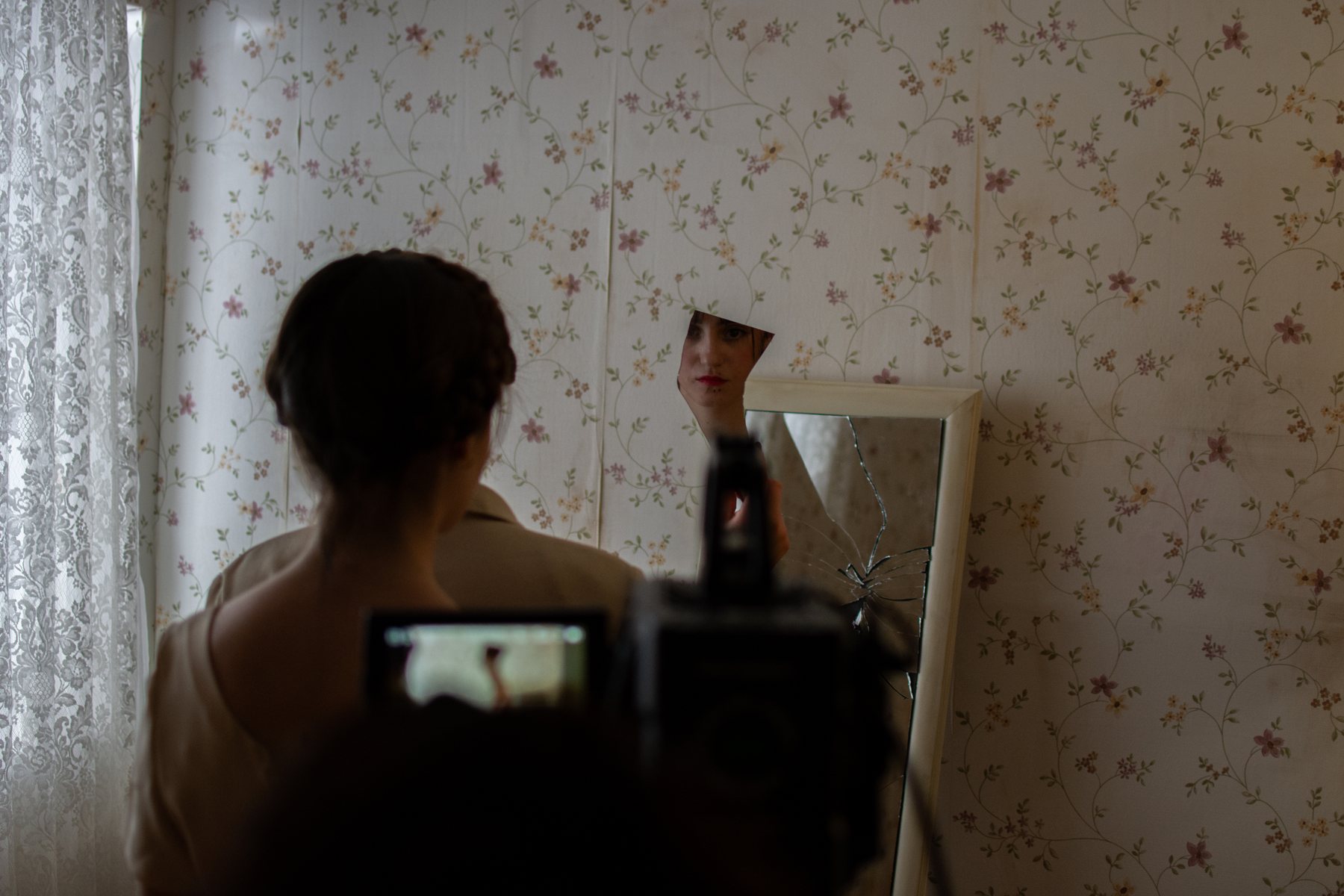 Backstage de 'Mi nombre': grabación de un primer plano reflejado en un espejo roto