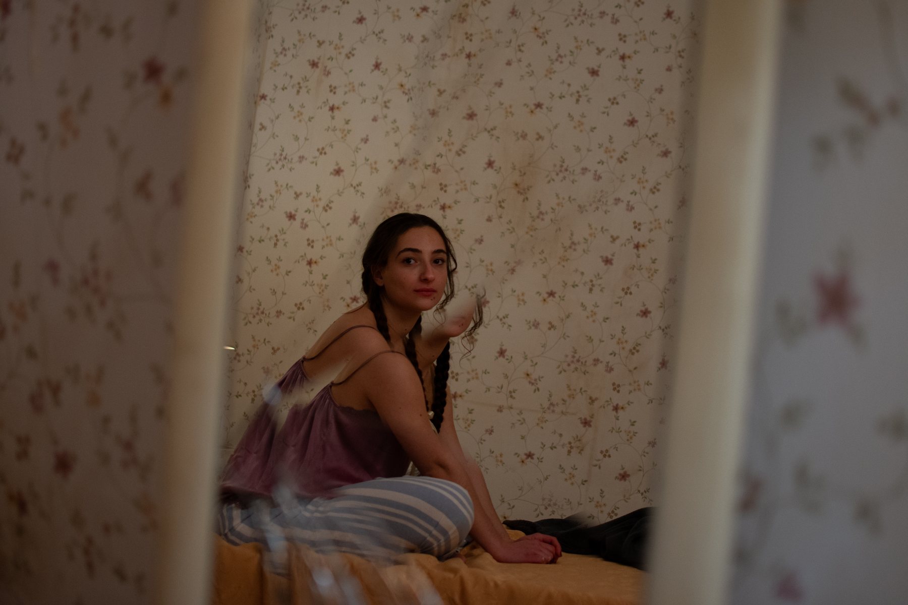 Fotograma de 'Mi nombre': la actriz sentada en la cama del set durante una de las escenas