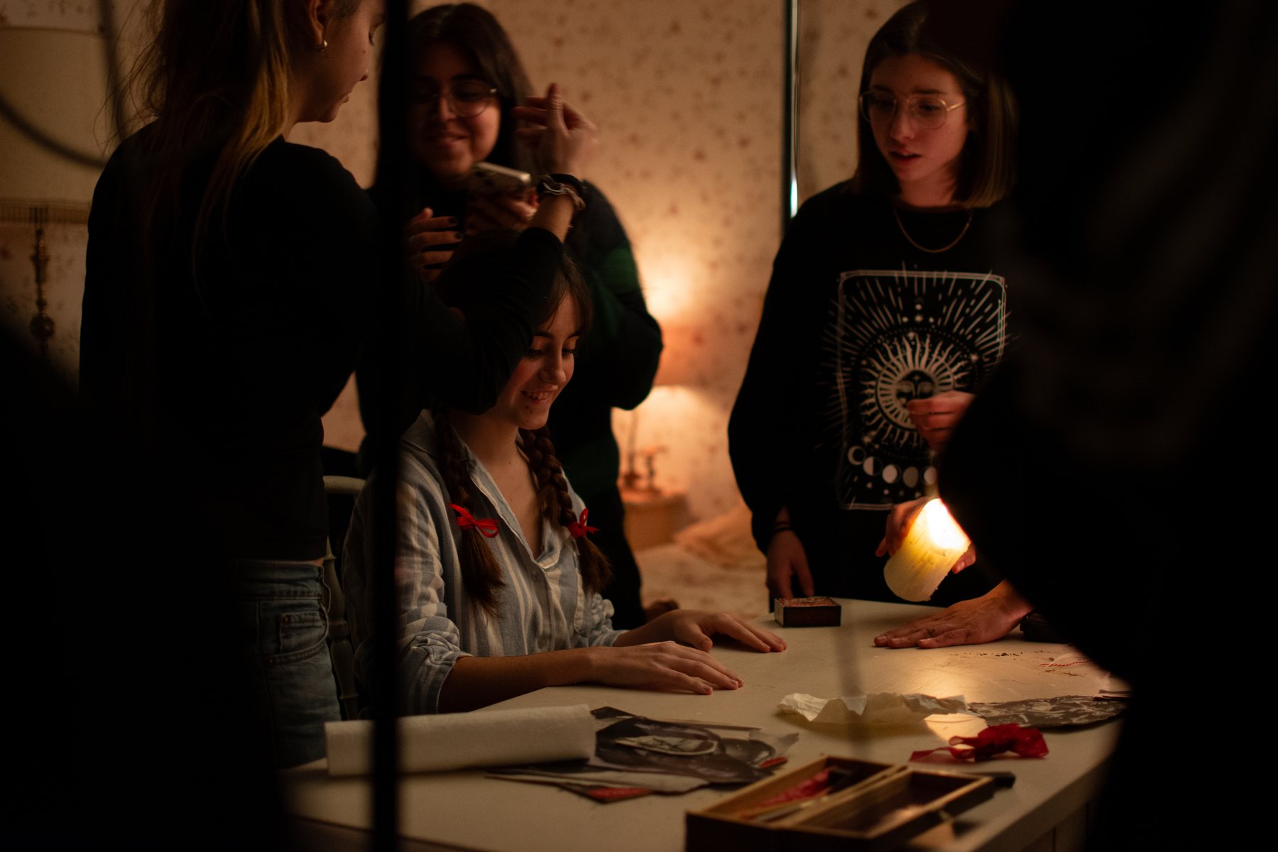 Backstage de 'Mi nombre': el equipo prepara una escena alrededor de una mesa iluminada con velas