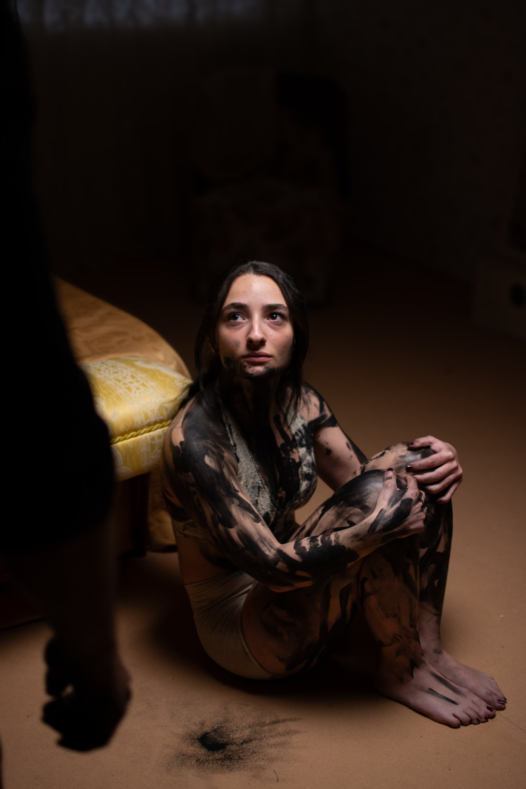 Fotograma de 'Mi nombre': la actriz caracterizada con pintura corporal para la escena
