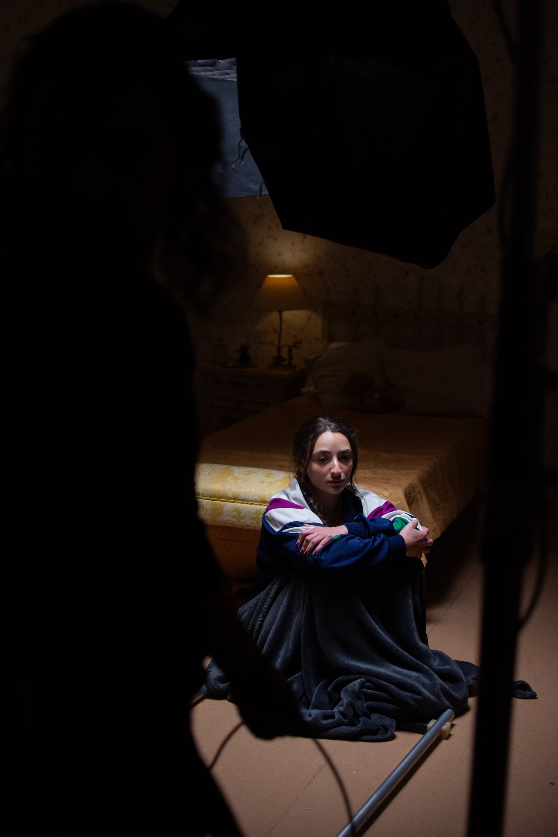 Backstage de 'Mi nombre': montaje de la iluminación junto a la actriz entre tomas