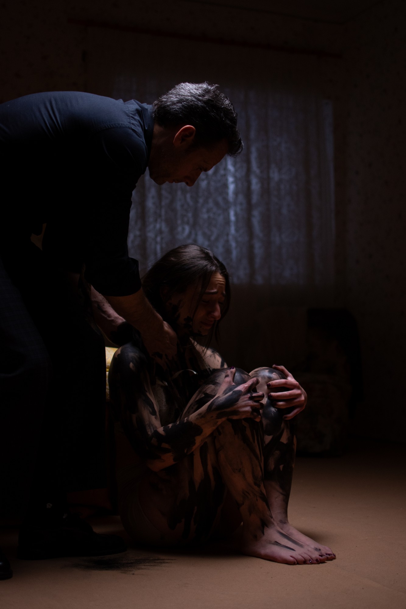 Fotograma de 'Mi nombre': escena de tensión con la pintura corporal característica del personaje
